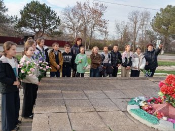 "Подвиг твой мы не забудем!"