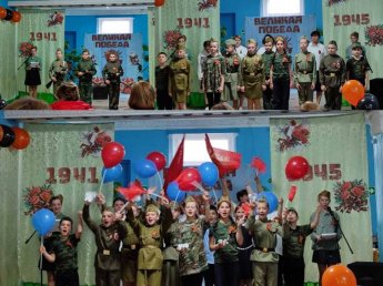"Лейся песня фронтовая, лейся песня боевая"
