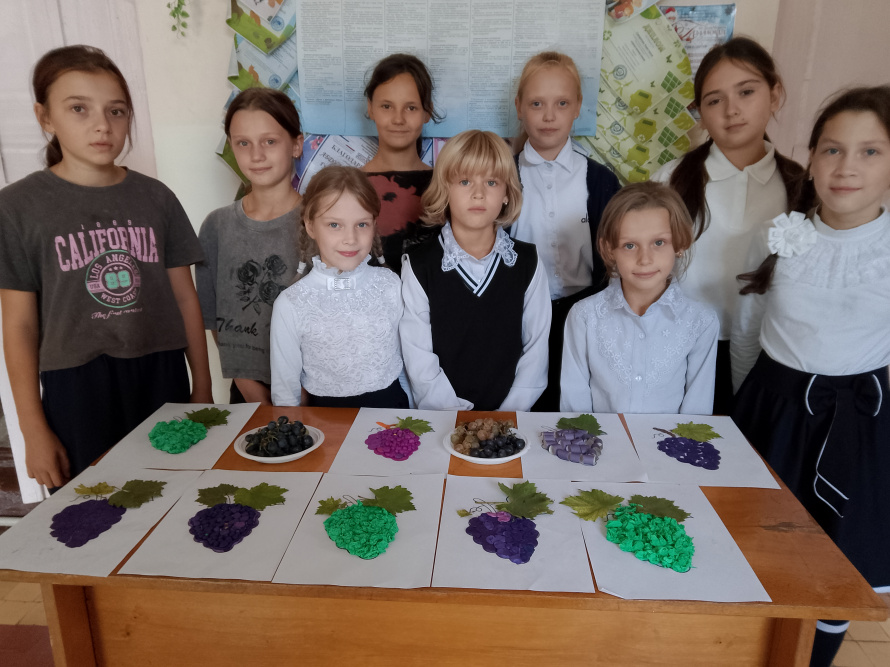 Выставка ДПИ "Золотая гроздь винограда"